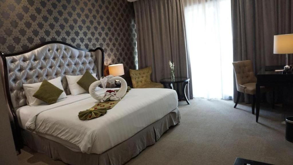 The Mirah Hotel Bogor Exteriör bild